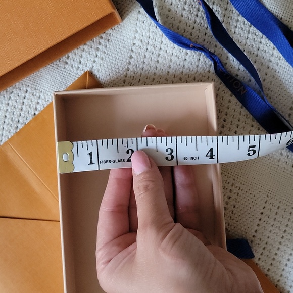 Louis Vuitton Box with ribbon and matching shopping bag - Picture 5 of 7